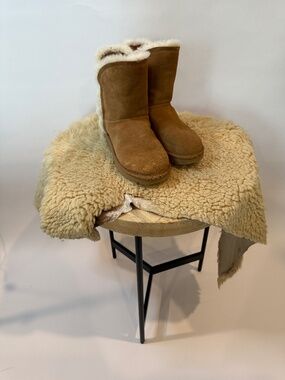 UGG Classic Short Boots – Chestnut – Size 7 – New